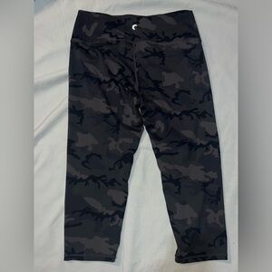ZYIA FOREST CAMO leggings capri NWOT 14/16 M/L